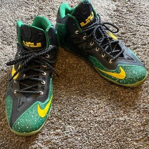 NIKE Lebron James Mens Athletic Shoes sz 12 Basketball Irish Green Gold